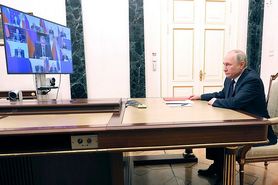Оперативное совещание Президента РФ с постоянными членами Совета Безопасности