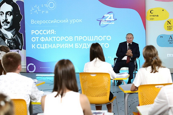 1 сентября президент РФ Владимир Путин встретился со школьниками на площадке Всероссийского детского центра «Океан»