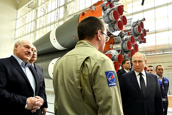 В День космонавтики Президент РФ Владимир Путин посетил космодром Восточный