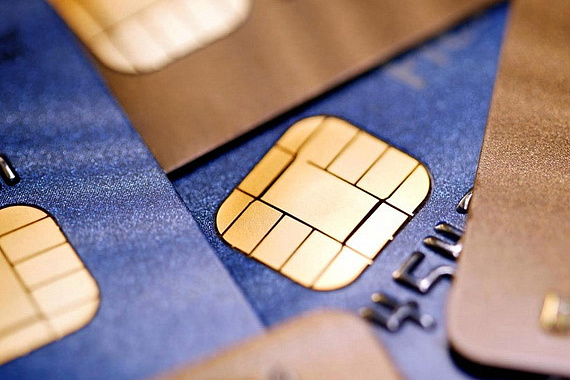 Сбербанк переустанавливает чипы в банковских картах