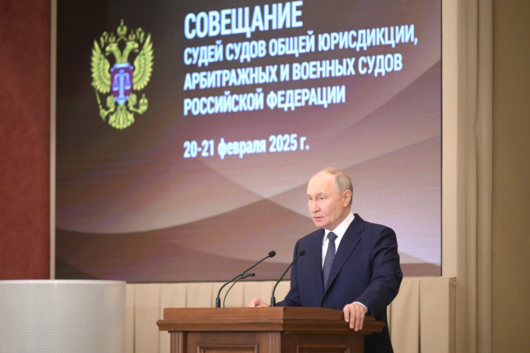 Путин поручил продолжать гуманизацию уголовного законодательства