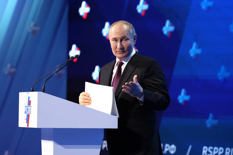 Владимир Путин: Дефицит кадров нельзя покрыть за счет мигрантов, нужны другие подходы