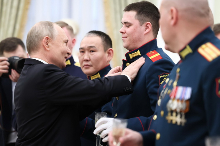 Президент в Кремле наградил Героев России